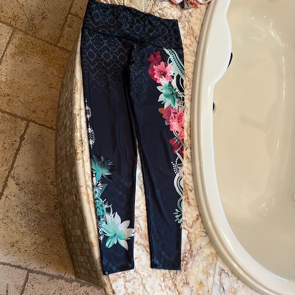 Onzie Flow Crop Leggings Floral Peony Capri Yoga Running Stretch Pants Sz L